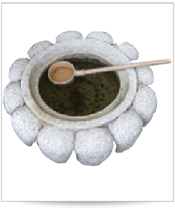 手水鉢・ちょうずばち・水がめ。梅